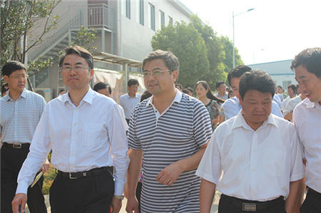 南陽(yáng)市委書(shū)記穆為民蒞臨我公司視察指導(dǎo)工作