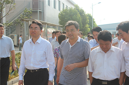 南陽(yáng)市委書(shū)記穆為民蒞臨我公司視察指導(dǎo)工作